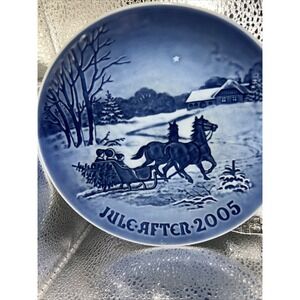 2005‎ Bing & Grondahl B&G Christmas Plate ~ Bringing Home the Tree ~ Jule Aften